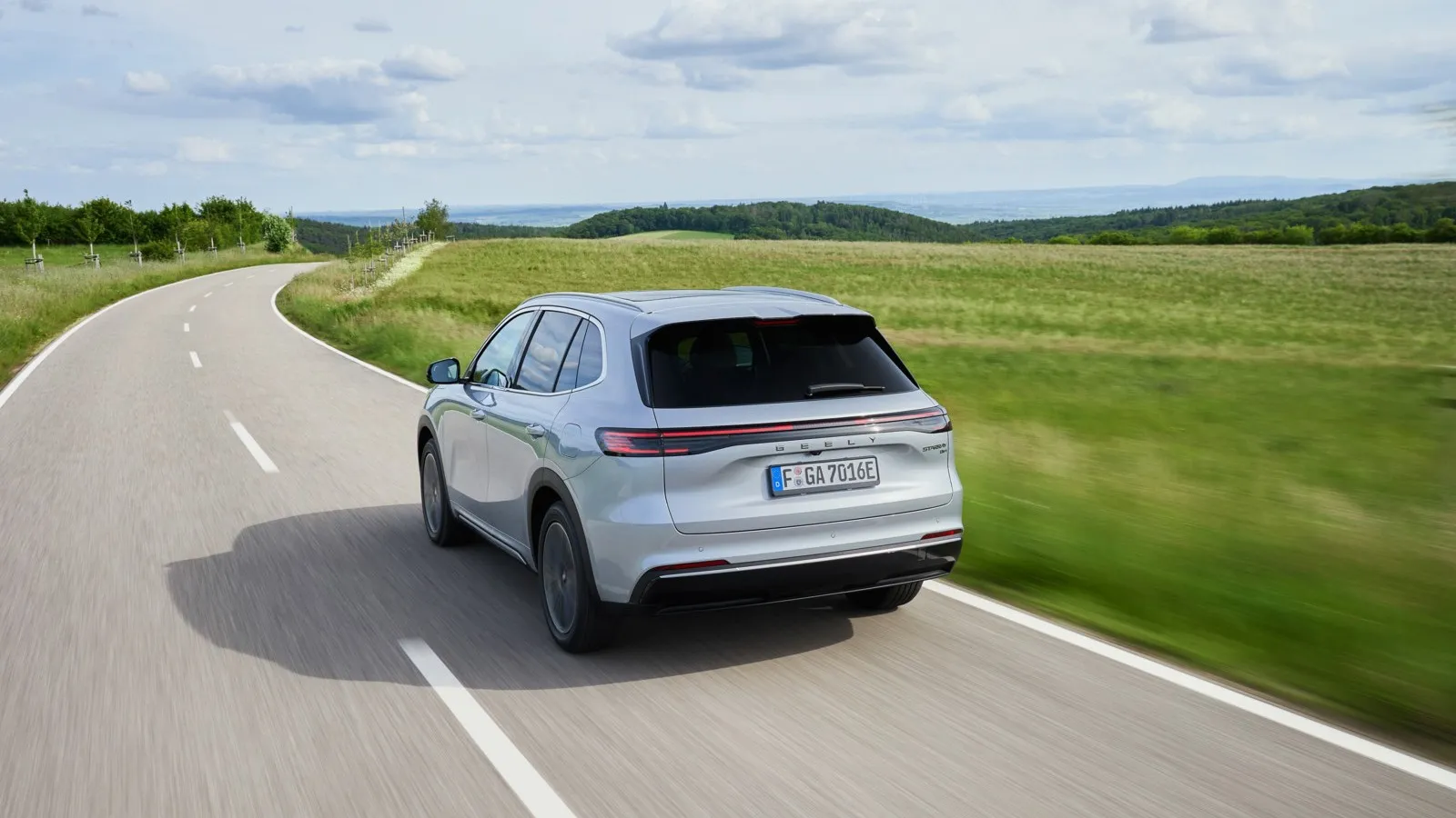 Eine durchgehende Lichtleiste zieht sich über das Heck des Geely Starray EM-i.